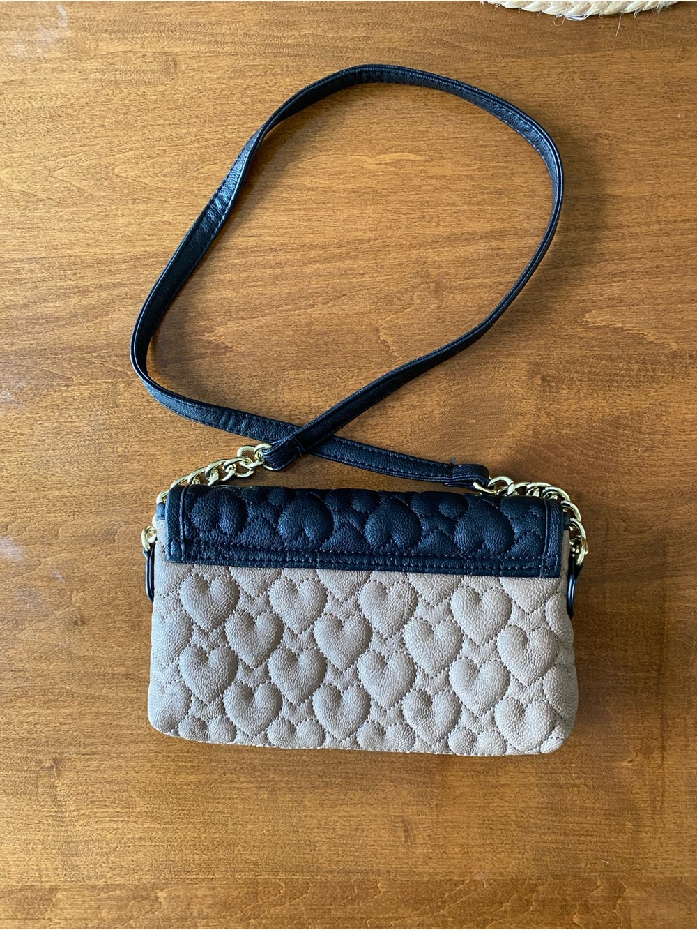 Betsey Johnson Quilted Heart Crossbody Bag in black/beige - Picture 2 of 6